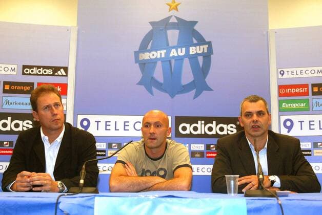 Pressekonferenz - Neuzugang Torwart Fabien Barthez (Mitte) wird von Präsident Christophe Bouchet (re.) und Trainer Alain Perrin (alle Olympique Marseille) vorgestellt Fußball Herren Ligue Une 2003 2004, 1. Französische Liga, Olympique Marseille, OM Gruppe Marseille  