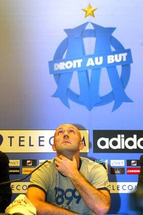 Pressekonferenz - Neuzugang Torwart Fabien Barthez (Olympique Marseille) stiert bei seiner Vorstellung gelangweilt nach oben Fußball Herren Ligue Une 2003 2004, 1. Französische Liga, Olympique Marseille, OM Einzelbild Marseille Langeweile,  