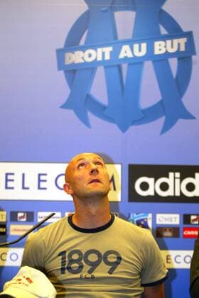 Pressekonferenz - Neuzugang Torwart Fabien Barthez (Olympique Marseille) stiert bei seiner Vorstellung gelangweilt nach oben Fußball Herren Ligue Une 2003 2004, 1. Französische Liga, Olympique Marseille, OM Einzelbild Marseille Langeweile,  