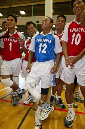 V.li. Yen Bun Thoeun, Im Vandy, Yim Vanna, Pin Thy und Kann Savy (alle Kambodscha) freuen sich auf das Freundschaftsspiel der Behinderten-Nationalmannschaft gegen Deutsche Politiker Behindertensport Herren No Mines Freundschaftsspiel 2003, Volleyball, Versehrtensport, Behinderte, Behinderung, behindert Gruppe Berlin Freude,