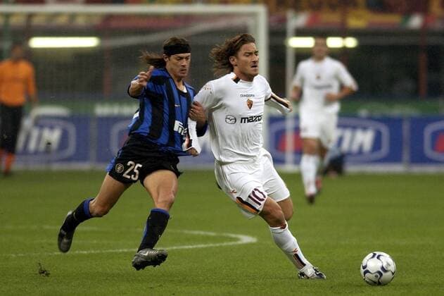 Matias Almeyda (li., Inter) gegen Francesco Totti (Roma) Fußball Herren Serie A 2003 2004, 1. Italienische Liga, Internazionale Mailand - AS Rom 0:0 Gruppe Mailand Dynamik,