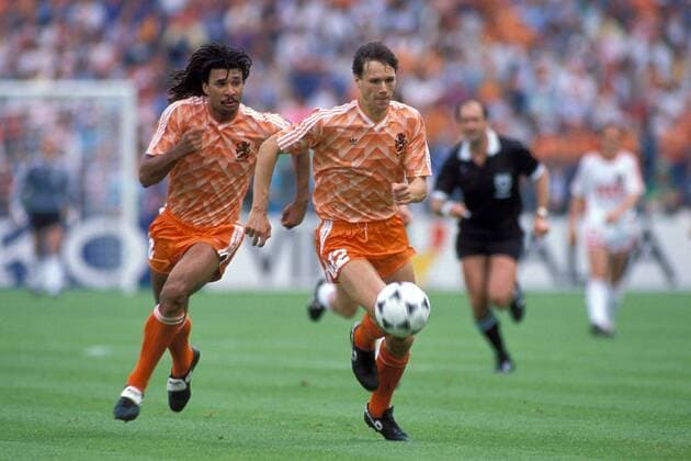 Fußball, EM Finale 1988 in München, Niederlande - Sowjetunion 2:0 Marco van Basten (vorn) am Ball, begleitet von Ruud Gullit (beide Niederlande) Fußball EM Herren Europameisterschaft 1988, Länderspiel, Finale, Endspiel, Nationalmannschaft, Nationalteam, Gruppe München Dynamik,