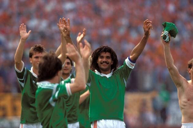 Ruud Gullit (re., Niederlande) - Schlußjubel in den Trikots der Iren Fußball EM Herren Europameisterschaft 1988, Länderspiel, Gruppenspiel, Gruppe 2, Nationalmannschaft, Nationalteam, Gruppe Gelsenkirchen Begeisterung, Freude,