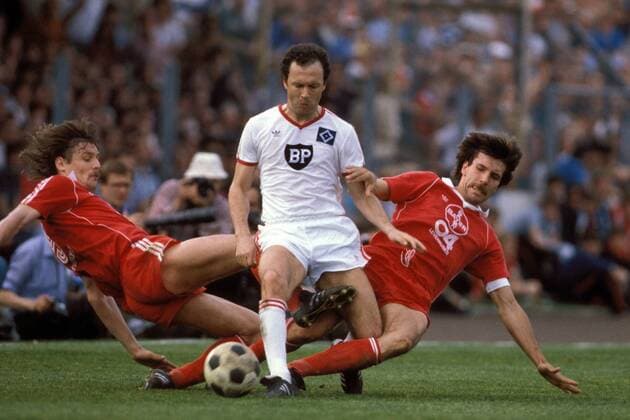 Franz Beckenbauer (Mitte, HSV) gegen Jürgen Gelsdorf (li.) und Jürgen Glowacz (beide Leverkusen) Fußball 1. BL Herren Saison 1980 1981, Bayer 04 Leverkusen - FC Bayern München 1:2 Gruppe Leverkusen Dynamik, Kampf