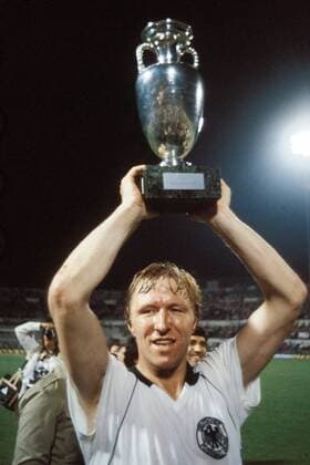 Horst Hrubesch stemmt den Pokal - Deutschland ist Europameister 1980 Fußball EM Herren Europameisterschaft 1980, Finale, Endspiel, Länderspiel, Nationalmannschaft, Nationalteam Einzelbild Rom Freude,