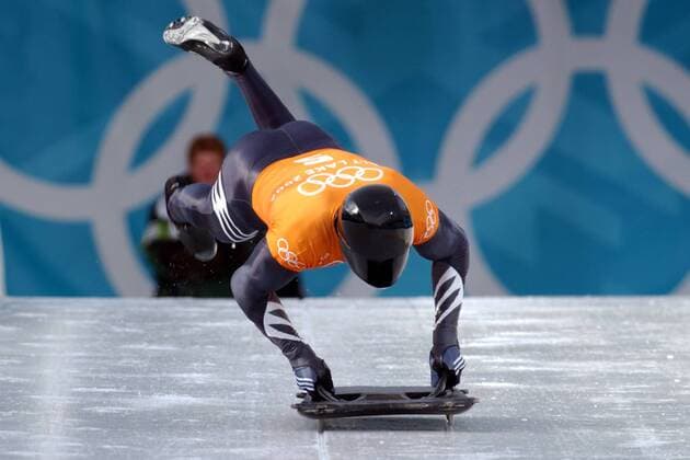 Skeletonfahrer wirft sich beim Start Kopfüber auf seinen Schlitten Skeleton OS Winter Damen Olympische Winterspiele 2002, Olympia, Olympiade, Spiele, Rennschlittensport, Rennschlitten Einzelbild Salt Lake City Utah Dynamik,