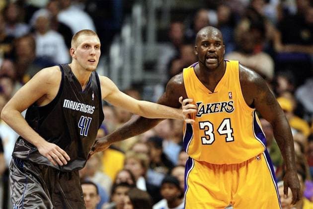 Shaquille O Neal (re., Los Angeles Lakers) gegen Dirk Nowitzki (Dallas Mavericks) Basketball Herren NBA 2003 2004, Los Angeles Lakers, - Dallas Mavericks 109:93, LA, L.A., Vdig Gruppe Los Angeles Dynamik,