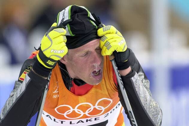 Fix und fertig - Olympiasieger Johann Mühlegg (Spanien) völlig erschöpft im Ziel Nordischer Skilauf OS Winter Herren Olympische Winterspiele 2002, Olympia, Olympiade, Spiele, Ski Nordisch, Nordischer Skisport, Einzelbild Qual, quälen, Quälerei Salt Lake City Erschöpfung,