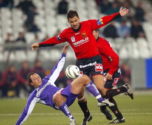 Alexander Schriebl (Salzburg, li.) gegen Janos Matyus (Admira) Fußball Herren tmobileBundesliga 2003 2004, SV Wüstenrot Salzburg - VfB Admira Wacker Mödling 1:2 Gruppe Salzburg Kampf,