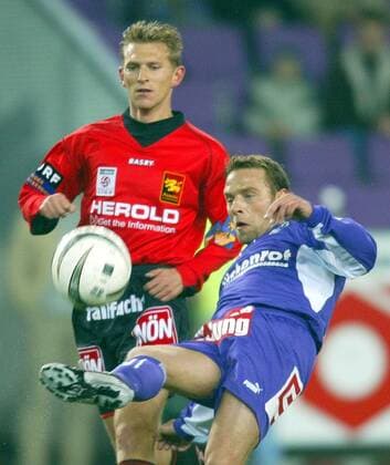 Thomas Häßler (Salzburg, re.) gegen Harald Suchard (Admira) Fußball Herren tmobileBundesliga 2003 2004, SV Wüstenrot Salzburg - VfB Admira Wacker Mödling 1:2 Gruppe Salzburg