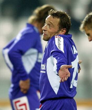 Thomas Häßler (Salzburg) hilflos Fußball Herren tmobileBundesliga 2003 2004, SV Wüstenrot Salzburg Einzelbild Salzburg Enttäuschung