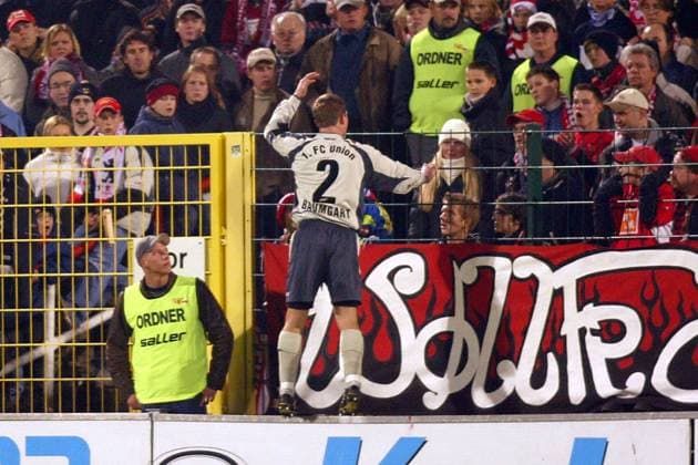 Kapitän Steffen Baumgart (Union) beruhigt die Fans Fußball 2. BL Herren DFB-Pokal 2003 2004, Pokalspiel, 1. FC Union Berlin, Totale Berlin Spannung
