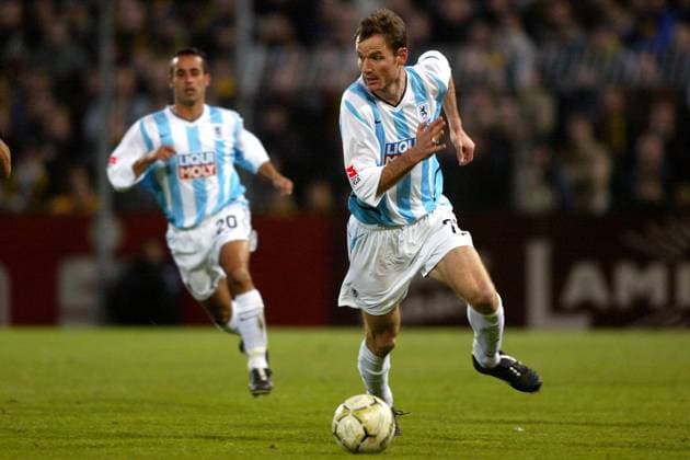 Markus Schroth (1860) am Ball Fußball 1. BL Herren DFB-Pokal 2003 2004, Pokalspiel, Aachen - TSV 1860 München 5:4 n.E. Einzelbild Aachen Dynamik,