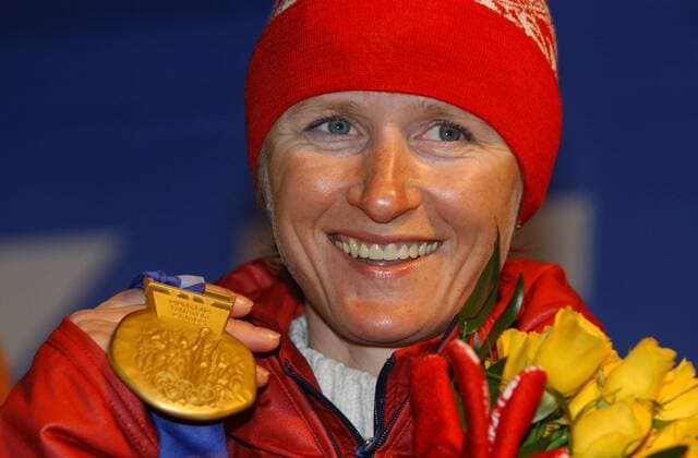 Olympiasiegerin Olga Danilova (Rußland) präsentiert stolz ihrer Goldmedaille Nordischer Skilauf OS Winter Damen Olympische Winterspiele 2002, Olympia, Olympiade, Spiele, Langlauf, Skilanglauf Porträt Olympic Medals Plaza Salt Lake City Utah Glück, Freude,