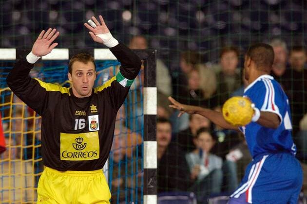 Torwart David Barrufet (Spanien) erwartet einen Siebenmeter Handball Länderspiel Herren Supercup 2003, Super-Cup, Nationalmannschaft, Nationalteam, Nationaltrikot, Länderspiel, Gruppe Leipzig