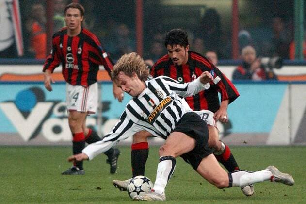 Pavel Nedved (Juve, li.) fällt im Duell mit Ivan Gennaro Gattuso (Milan) Fußball Herren Serie A 2003 2004, 1. Italienische Liga, AC Mailand - Juventus Turin 1:1 Gruppe Mailand Dynamik,