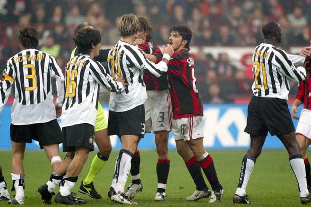 Ivan Gennaro Gattuso (Milan, re.) legt sich mit einigen Juve Spielern an Fußball Herren Serie A 2003 2004, 1. Italienische Liga, AC Mailand - Juventus Turin 1:1 Gruppe Mailand Wut, Spannung,