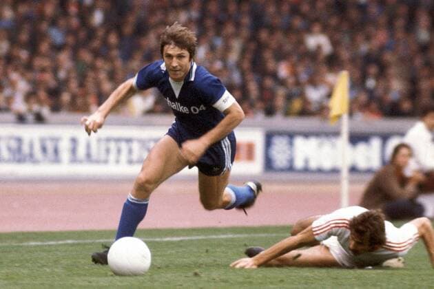 Klaus Fischer (Schalke) setzt sich an der Außenlinie gegen Herbert Zimmermann (Köln) durch Fußball 1. BL Herren Saison 1978 1979, 1. FC Köln - FC Schalke 04 1:0 Gruppe Köln Dynamik,