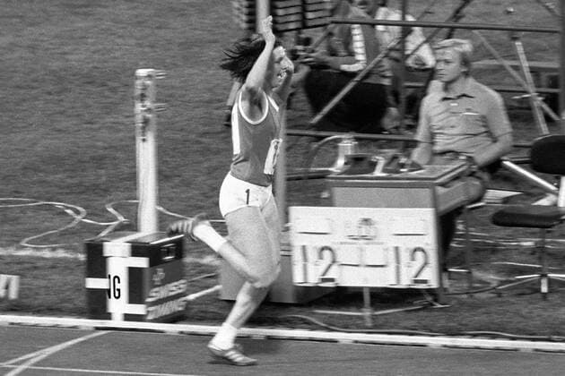 Bärbel Wöckel (DDR) freut sich beim Zieleinlauf über ihren Olympiasieg Leichtathletik OS Sommer Damen Olympische Spiele 1980, Sommerspiele, Olympia, Olympiade, 200m, 200 m, Meter, Sprint, Kurzstrecke Einzelbild Moskau Freude, Begeisterung,