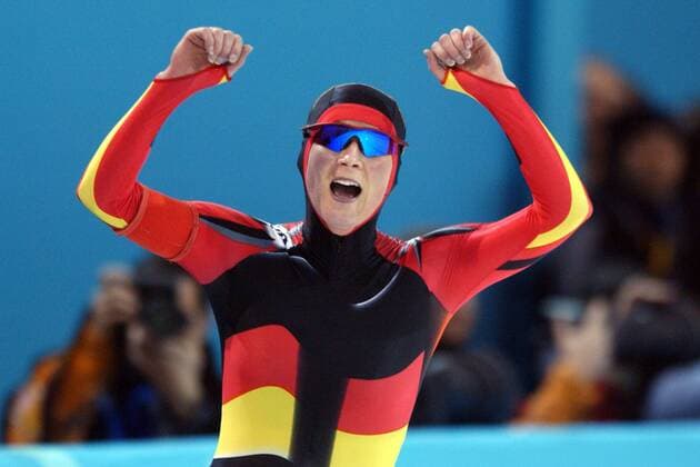 Claudia Pechstein (Deutschland) - Siegesjubel Eisschnellauf OS Winter Damen Olympische Winterspiele 2002, Olympia, Olympiade, Spiele, Eisschnellaufen, Eisschnelllaufen, Einzelbild Salt Lake City Utah Freude, Begeisterung,