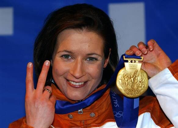 Olympiasiegerin Claudia Pechstein (Deutschland) zeigt stolz ihre zweite Goldmedaille Eisschnellauf OS Winter Damen Olympische Winterspiele 2002, Olympia, Olympiade, Spiele, Eisschnellaufen, Eisschnelllaufen, Porträt Salt Lake City Utah Freude,