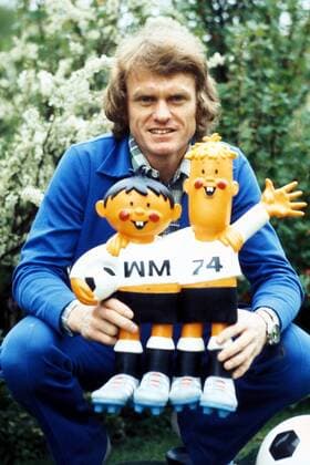 Torwart Sepp Maier (FC Bayern München BR Deutschland) und die Maskottchen Tip und Tap im Vorfeld der Weltmeisterschaft 1974 Fußball 1. BL Herren Saison 1973 1974, Shooting, Fotoshooting, Fototermin, Fotostory, Homestory, privat, Einzelbild München