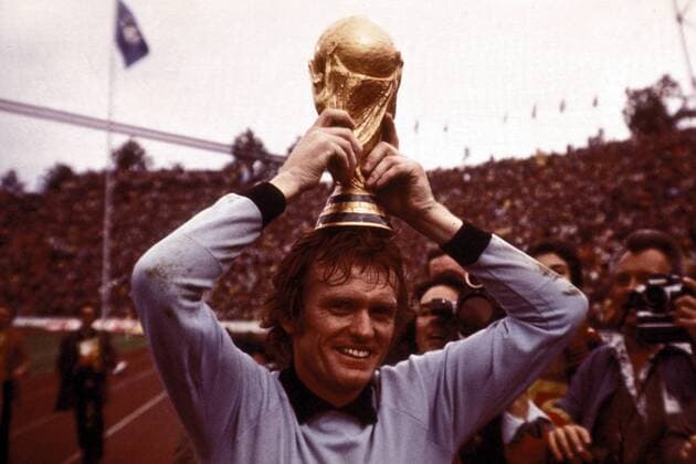 Torwart Sepp Maier (BR Deutschland) mit dem FIFA Weltpokal auf dem Kopf Fußball WM Herren DEUTSCHSPRACHIGE SPORTZEITSCHRIFTEN UND -ZEITUNGEN NUR NACH RÜCKSPRACHE, Weltmeisterschaft 1974, BRD Einzelbild München Begeisterung, Freude,