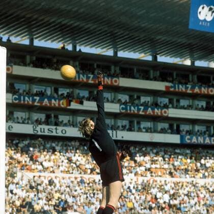 Torwart Sepp Maier (BR Deutschland) lenkt den Ball über die Latte Fußball WM Herren DEUTSCHSPRACHIGE SPORTZEITSCHRIFTEN UND -ZEITUNGEN NUR NACH RÜCKSPRACHE, Weltmeisterschaft 1970 Einzelbild Leon Dynamik,