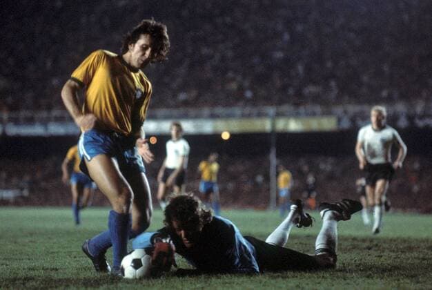 Torwart Sepp Maier (re., BR Deutschland) sichert den Ball vor Zico (Brasilien) Fußball Länderspiel Herren DEUTSCHSPRACHIGE SPORTZEITSCHRIFTEN UND -ZEITUNGEN NUR NACH RÜCKSPRACHE, Länderspiel 1977 Gruppe Rio de Janeiro Dynamik,
