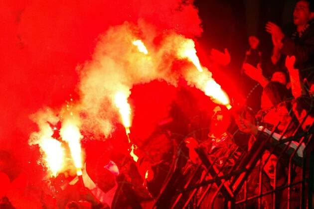 Panathinaikos Fans haben ein bengalisches Feuer entzündet Fußball EC 1 Herren Champions League 2003 2004, Panathinaikos Athen, Vdig Totale Athen