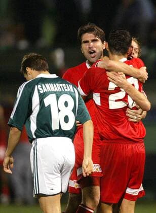 Zvonimir Soldo (Mitte), Kevin Kuranyi (2.v.re.) und Hinkel (re., alle Stuttgart) - Torjubel neben dem enttäuschten Lucian Sanmartean (Panathinaikos) Fußball EC 1 Herren Champions League 2003 2004, Panathinaikos Athen - VfB Stuttgart 1:3, Vdig Gruppe Athen Freude, Enttäuschung,