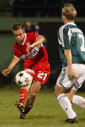 Philipp Lahm (li., Stuttgart) zieht ab, daneben: Henriksen (Panathinaikos) Fußball EC 1 Herren Champions League 2003 2004, Panathinaikos Athen - VfB Stuttgart 1:3, Vdig Gruppe Athen Dynamik,