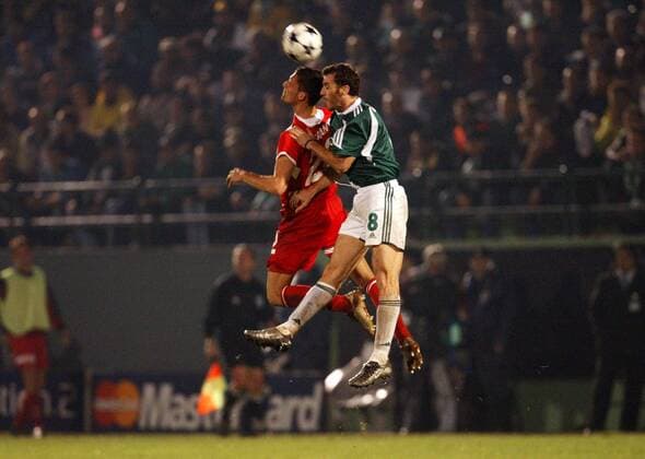 Ioannis Goumas (re., Panathinaikos) gegen Kevin Kuranyi (Stuttgart) Fußball EC 1 Herren Champions League 2003 2004, Panathinaikos Athen - VfB Stuttgart 1:3, Vdig Gruppe Athen Dynamik,