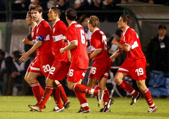 Leitwolf Zvonimir Soldo (2.v.li.) führt seine Mannschaftskameraden, v.li.: Timo Wenzel, Kevin Kuranyi, Fernando Meira, Horst Heldt und Imre Szabics Fußball EC 1 Herren Champions League 2003 2004, Athen - VfB Stuttgart 1:3, Vdig Gruppe Athen