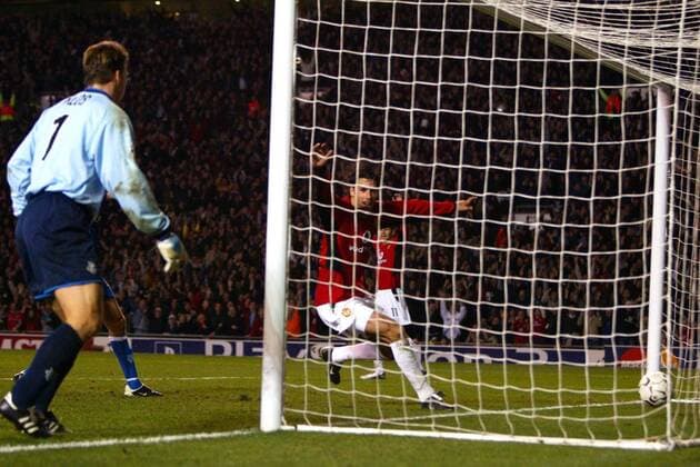 Ruud van Nistelrooy (re., Manchester United) bejubelt das 2:0, Torwart Stefan Klos (Rangers) war nicht ganz auf seinem Posten Fußball EC 1 Herren Champions League 2003 2004, Manchester United - Glasgow Rangers 3:0, ManU, Vdig Gruppe Manchester Freude,