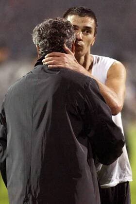 Daniel Pancu (re.) mit einem Küsschen für Trainer Mircea Lucescu (beide Besiktas) Fußball EC 1 Herren Champions League 2003 2004, Besiktas Istanbul, Süper Lig, 1. Türkische Liga, Vdig Gruppe Istanbul Freude,