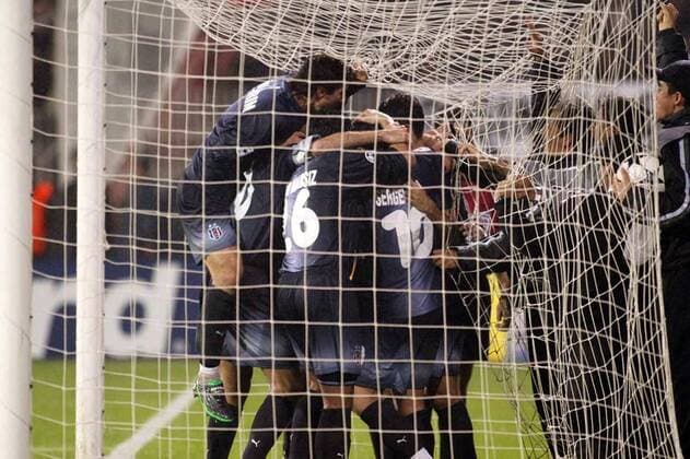 Torjubel Besiktas im gegnerischen Kasten, u.a. mit: Ahmet Yildirim (li.), Ilhan Mansiz (Mitte) und Sergen Yalcin Fußball EC 1 Herren Champions League 2003 2004, Besiktas Istanbul, Süper Lig, 1. Türkische Liga, Vdig Gruppe Istanbul Freude, Begeisterung,