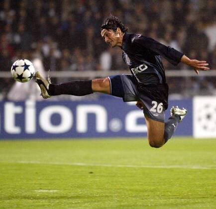 Ilhan Mansiz (Besiktas) mit spektakulärer Kungfu Flugeinlage Fußball EC 1 Herren Champions League 2003 2004, Besiktas Istanbul, Süper Lig, 1. Türkische Liga, Vdig Einzelbild Istanbul Dynamik,