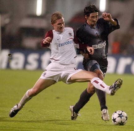 Ilhan Mansiz (re., Besiktas) gegen Tomas Hübschman (Sparta Prag) Fußball EC 1 Herren Champions League 2003 2004, Besiktas Istanbul - AC Sparta Prag 1:0, Vdig Gruppe Istanbul Dynamik,