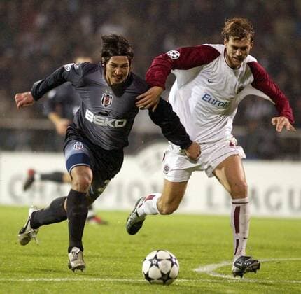 Ilhan Mansiz (li., Besiktas) gegen Pavel Pergl (Sparta Prag) Fußball EC 1 Herren Champions League 2003 2004, Besiktas Istanbul - AC Sparta Prag 1:0, Vdig Gruppe Istanbul Dynamik,