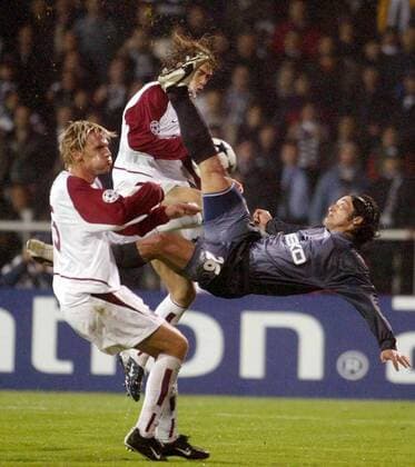 Ilhan Mansiz (re., Besiktas) kommt gegen Radoslav Kovac (li.) und Pavel Pergl (beide Sparta Prag) zu Fall Fußball EC 1 Herren Champions League 2003 2004, Besiktas Istanbul - AC Sparta Prag 1:0, Vdig Gruppe Istanbul Dynamik, Kampf,