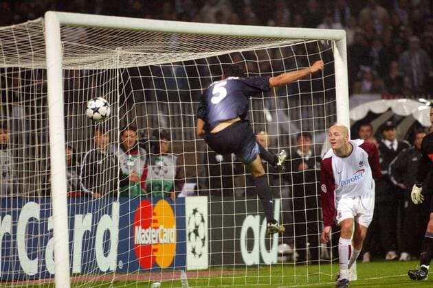 Ronaldo Guiaro (li., Besiktas) erzielt das 1:0 Siegtor, Petr Johana (Sparta Prag) hat das Nachsehen Fußball EC 1 Herren Champions League 2003 2004, Besiktas Istanbul - AC Sparta Prag 1:0, Vdig Gruppe Istanbul Dynamik, Höhe,