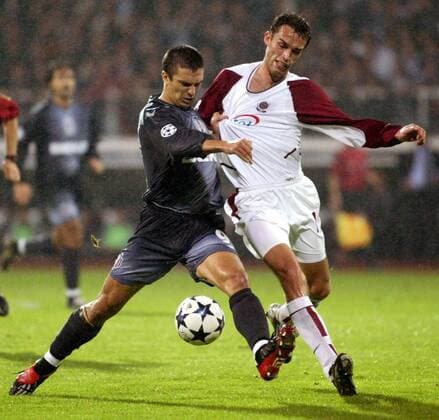 Daniel Gabriel Pancu (li., Besiktas) gegen Pavel Krmas (Sparta Prag) Fußball EC 1 Herren Champions League 2003 2004, Besiktas Istanbul - AC Sparta Prag 1:0, Vdig Gruppe Istanbul Dynamik,