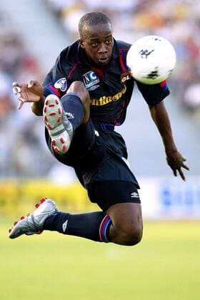 Sydney Govou (Lyon) - artistische Ballannahme Fußball Herren Ligue Une 2003 2004, 1. Französische Liga, Le Mans - Olympique Lyonnais 0:2, OL, Vdig Einzelbild Le Mans Dynamik, Höhe,  