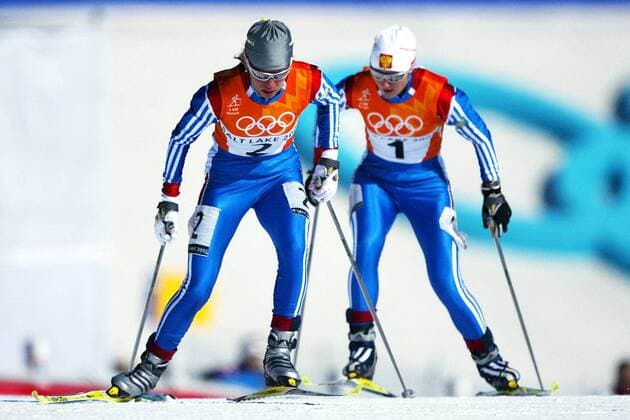 OLYMPIC LEGENDS: Larissa Lasutina Larissa Lazutina (li.) wird verfolgt von Olga Danilova (beide Russland) Nordischer Skilauf OS Winter Damen Olympische Winterspiele 2002, Olympia, Olympiade, Spiele, Ski Nordisch, Nordischer Skisport Gruppe Soldier Hollow Salt Lake City Utah Dynamik,