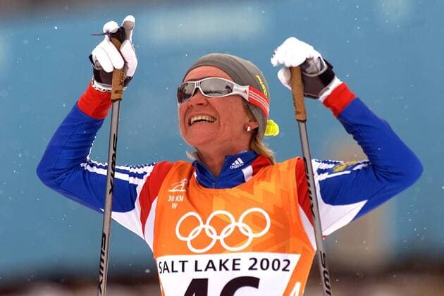 OLYMPIC LEGENDS: Larissa Lasutina Larissa Lazutina (Russland) freut sich über ihren Olympiasieg - wenig später wurde er ihr aber wegen Dopings aberkannt Nordischer Skilauf OS Winter Damen Olympische Winterspiele 2002, Olympia, Olympiade, Spiele, Ski Nordisch, Nordischer Skisport Einzelbild Soldier Hollow Salt Lake City Utah Glück, Freude, Begeisterung,
