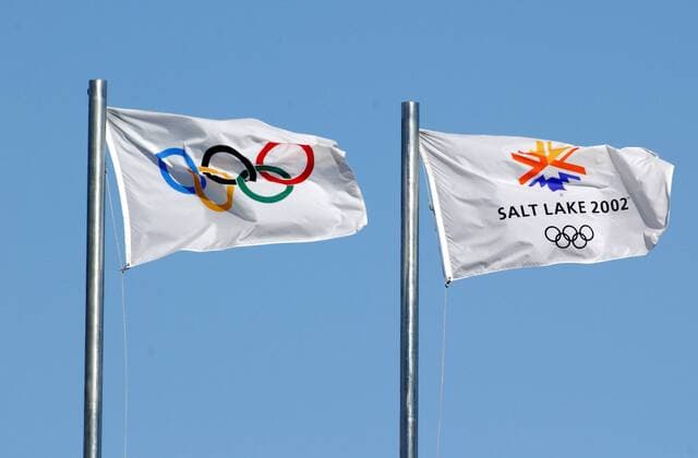 Die Olympiafahnen von Salt Lake City 2002 wehen im Wind Alpiner Skilauf OS Winter Damen Olympische Winterspiele 2002, Olympia, Olympiade, Spiele, Ski Alpin, Skisport, Kombination, Slalom Einzelbild Salt Lake City Utah