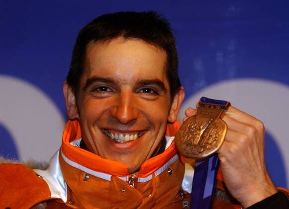 Rico Gross (Deutschland) präsentiert stolz seine Bronzemedaille Biathlon OS Winter Herren Olympische Winterspiele 2002, Olympia, Olympiade, Spiele, Vdig Porträt Olympic Medals Plaza Salt Lake City Utah Glück, Freude,
