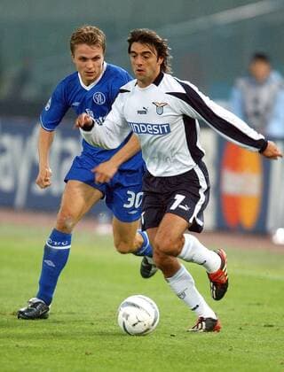 Claudio Lopez (re., Lazio) gegen Jesper Grönkjaer (Chelsea) Fußball EC 1 Herren Champions League 2003 2004, Lazio Rom - FC Chelsea London 0:4, Vdig Gruppe Rom Dynamik,