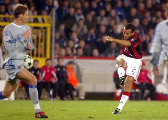 Cafu (re., Milan) zieht ab und trifft nur den Gegner Fußball EC 1 Herren Champions League 2003 2004, FC Brügge - AC Mailand 0:1, Vdig Einzelbild Brügge Dynamik,